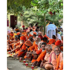 Donate food to Sadhus residing in and around Govardhan