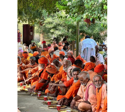 Giriraj Seva  Feeding Sadhus in Govardhan