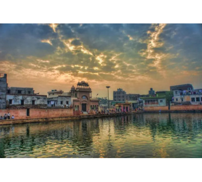 Perform Arati at Radha Kunda